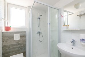 Douche, sèche-cheveux, serviettes fournies