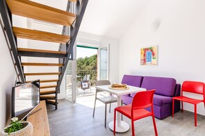 TV - Villa Lukas - ''No.11'' Gallery Studio Apartment with Balcony and Sea View (Cavtat)