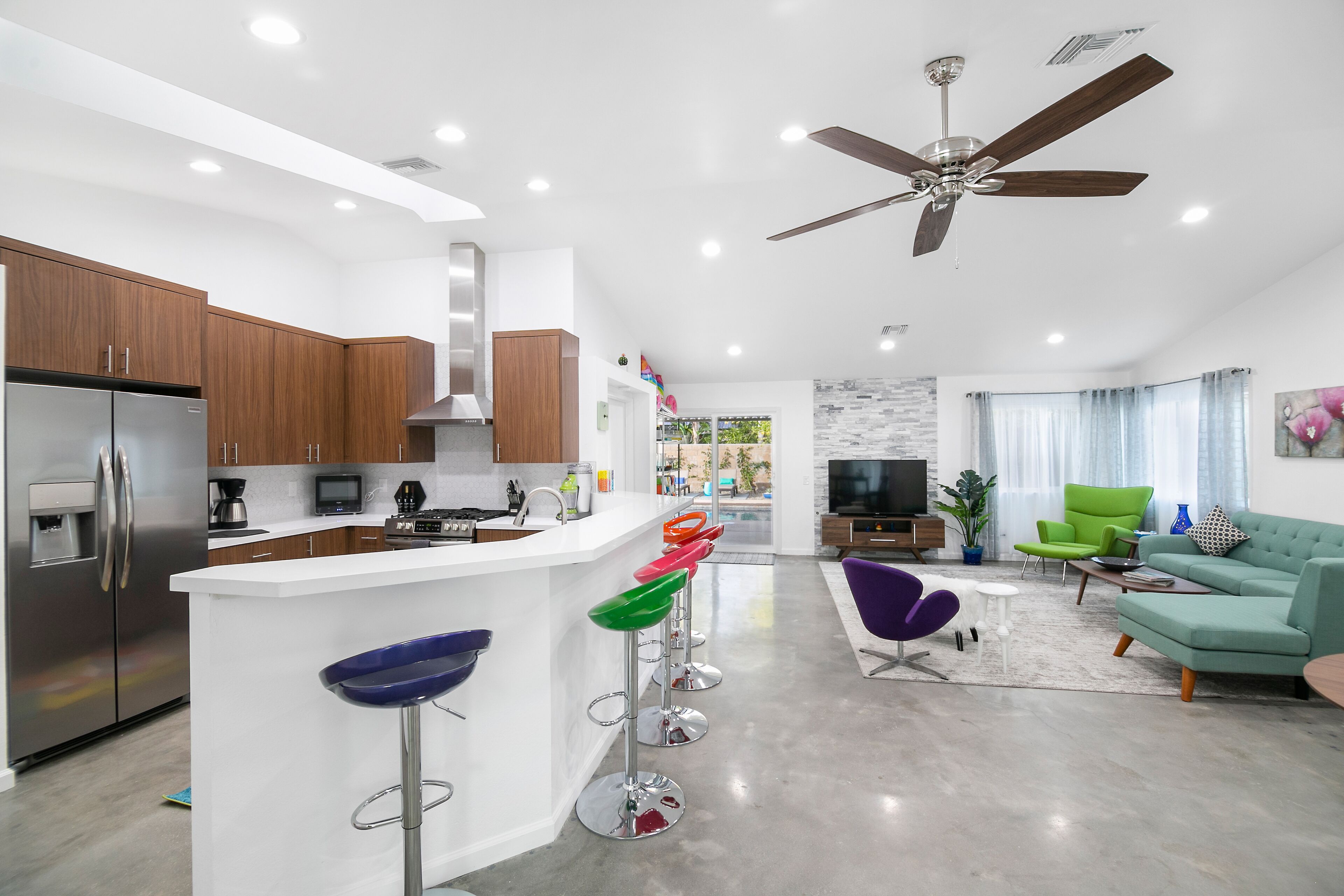 Palm Springs getaway - mid century home w/ saltwater pool & mountain views