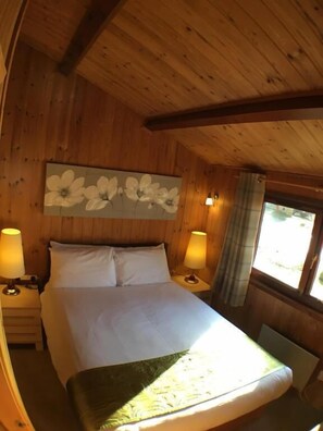 Chalet | Iron/ironing board, bed sheets - Snowdrop 13 Hot Tub (Carmarthen)