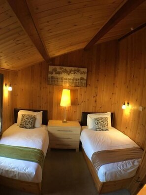 Chalet | Iron/ironing board, bed sheets - Snowdrop 13 Hot Tub (Carmarthen)