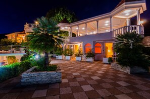 A large, modern house with a spacious outdoor area, a pool, and well-maintained landscaping. - Pansion Villa Antonio - Standard - triple room 1 (Orebic)