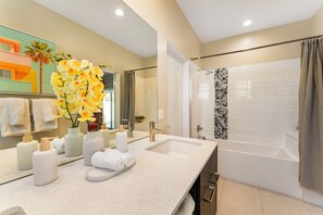 Combined shower/tub, hair dryer, towels