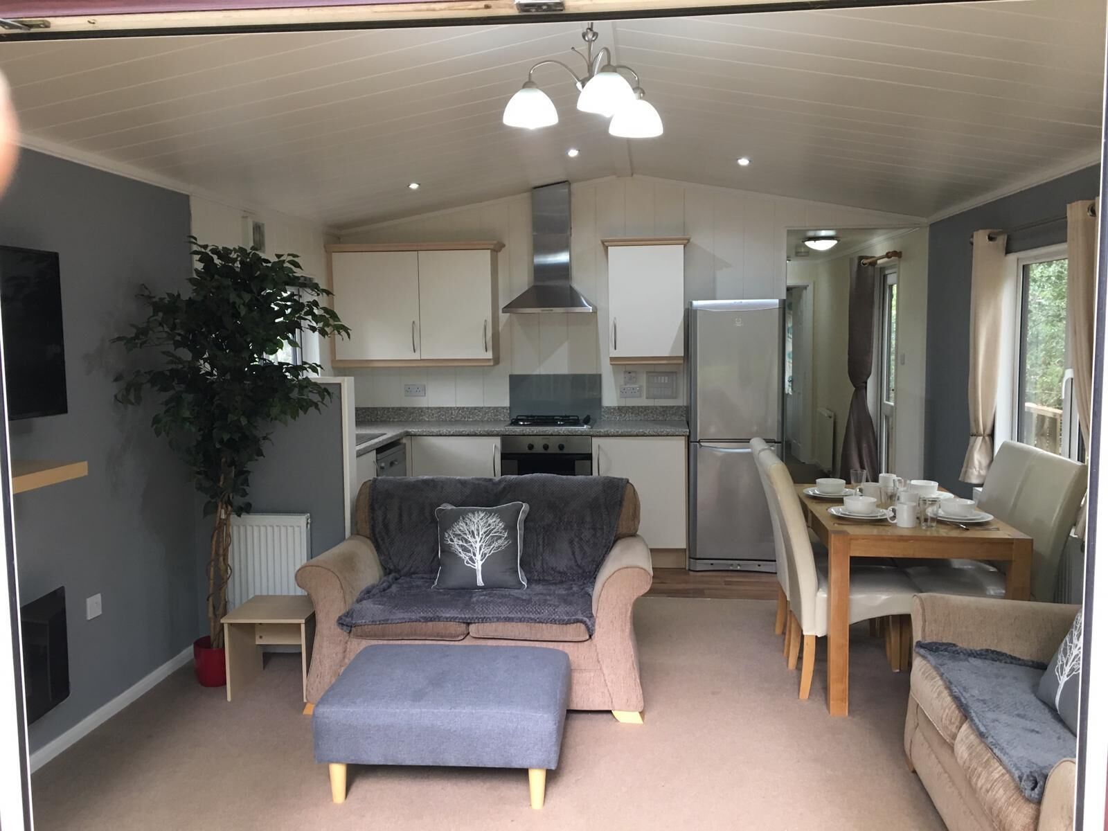 木屋, 2 間臥室 | 起居區 | 平面電視