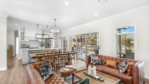 Una Smart TV, una chimenea