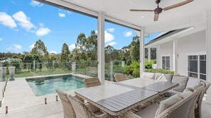 Outdoor dining - HAMPTONS ON FIGTREE - THE VINTAGE HOLIDAY HOUSES (POKOLBIN)