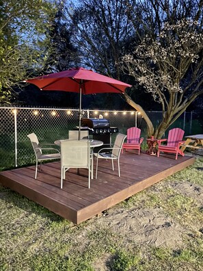 Outdoor dining - HOT TUB Plum Tree Cottage  (Three Rivers)