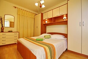 1 dormitorio, tabla de planchar con plancha, wifi y ropa de cama