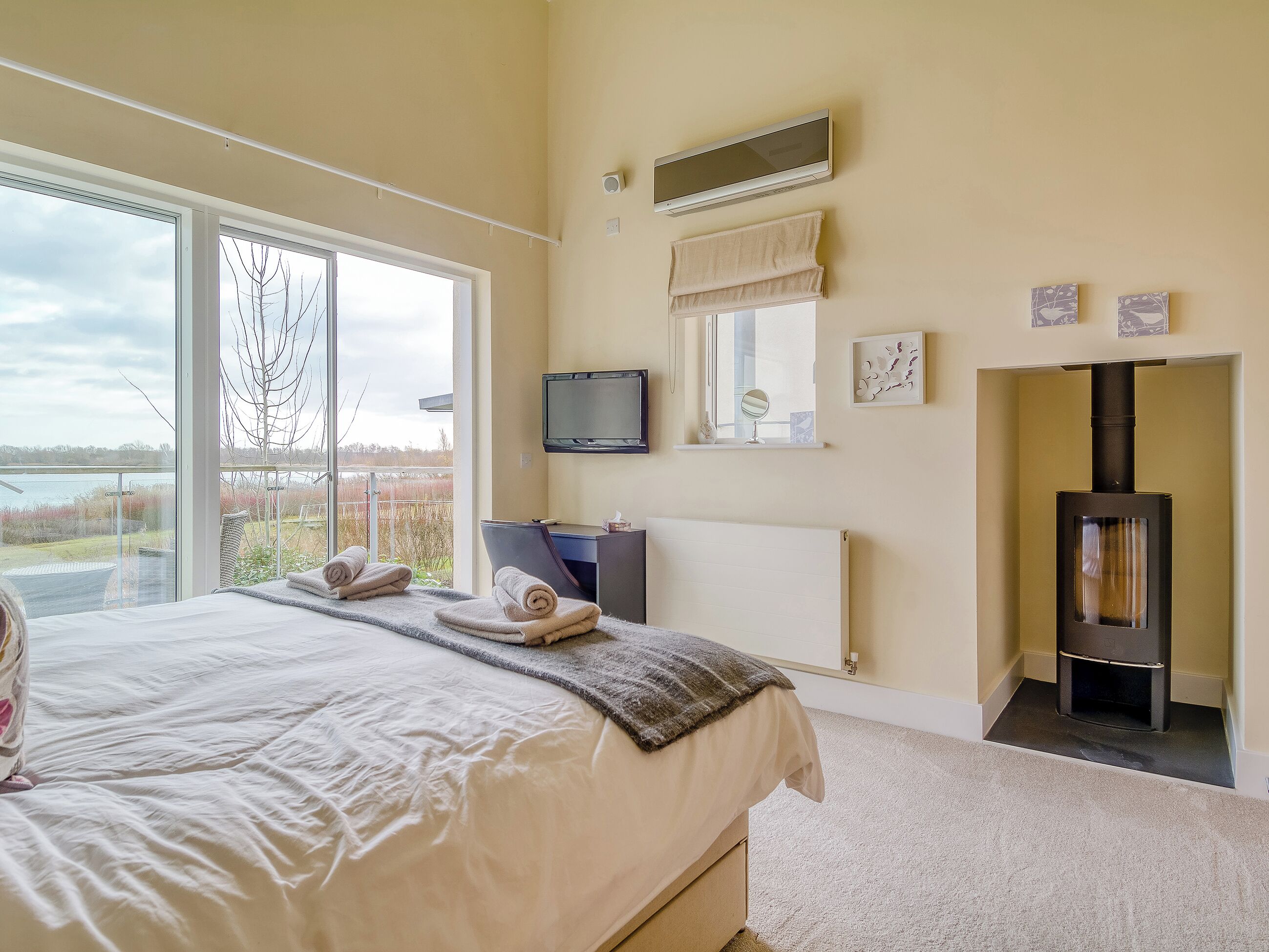 5 bedrooms, WiFi (free), bed sheets