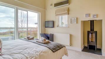 5 bedrooms, WiFi (free), bed sheets