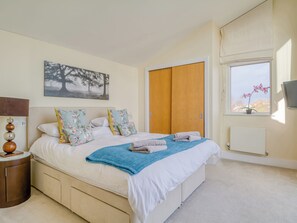 5 bedrooms, free WiFi, bed sheets