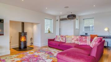 TV, fireplace