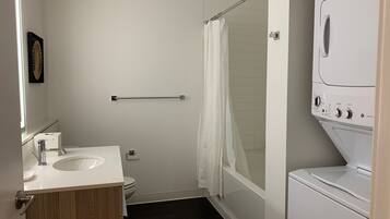 Combined shower/tub, free toiletries, hair dryer, towels