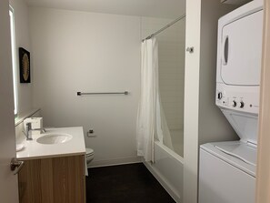 Combined shower/tub, free toiletries, hair dryer, towels