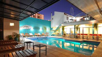 Alberca techada y alberca al aire libre