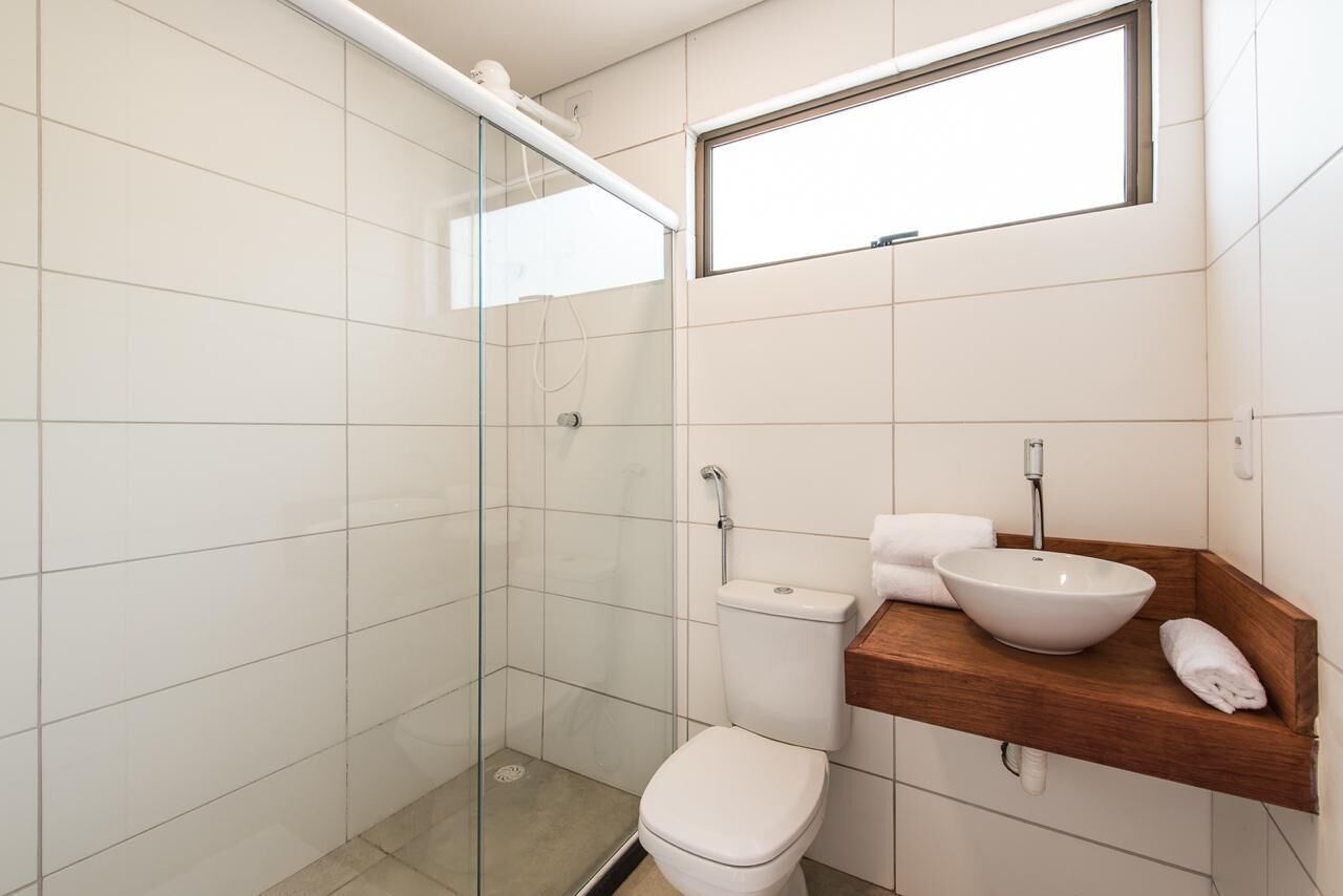 Standard Triple Room | Bathroom | Shower, hair dryer, towels