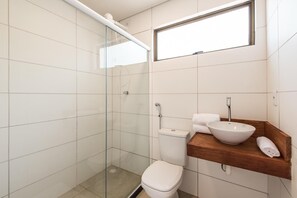 Standaard driepersoonskamer | Badkamer | Een douche, een haardroger, handdoeken