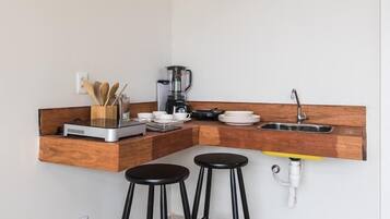 Cooktop, torradeira, talheres/pratos/utensílios de cozinha