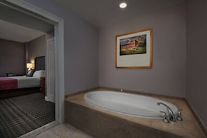 Combined shower/bathtub, jetted bath, hair dryer, towels