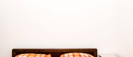 1 bedroom, free internet, bed sheets