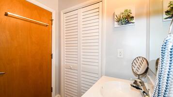 Sèche-cheveux, serviettes fournies, savon, shampoing