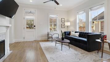 TV connectée, cheminée, livres