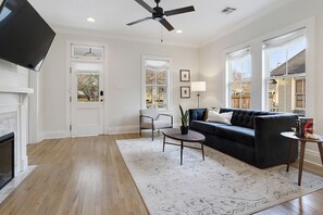 TV connectée, cheminée, livres