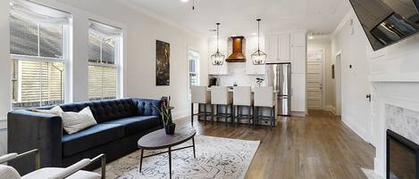 Smart TV, chimenea y libros