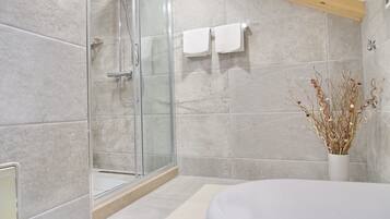 Dusche, Haartrockner, Handtücher