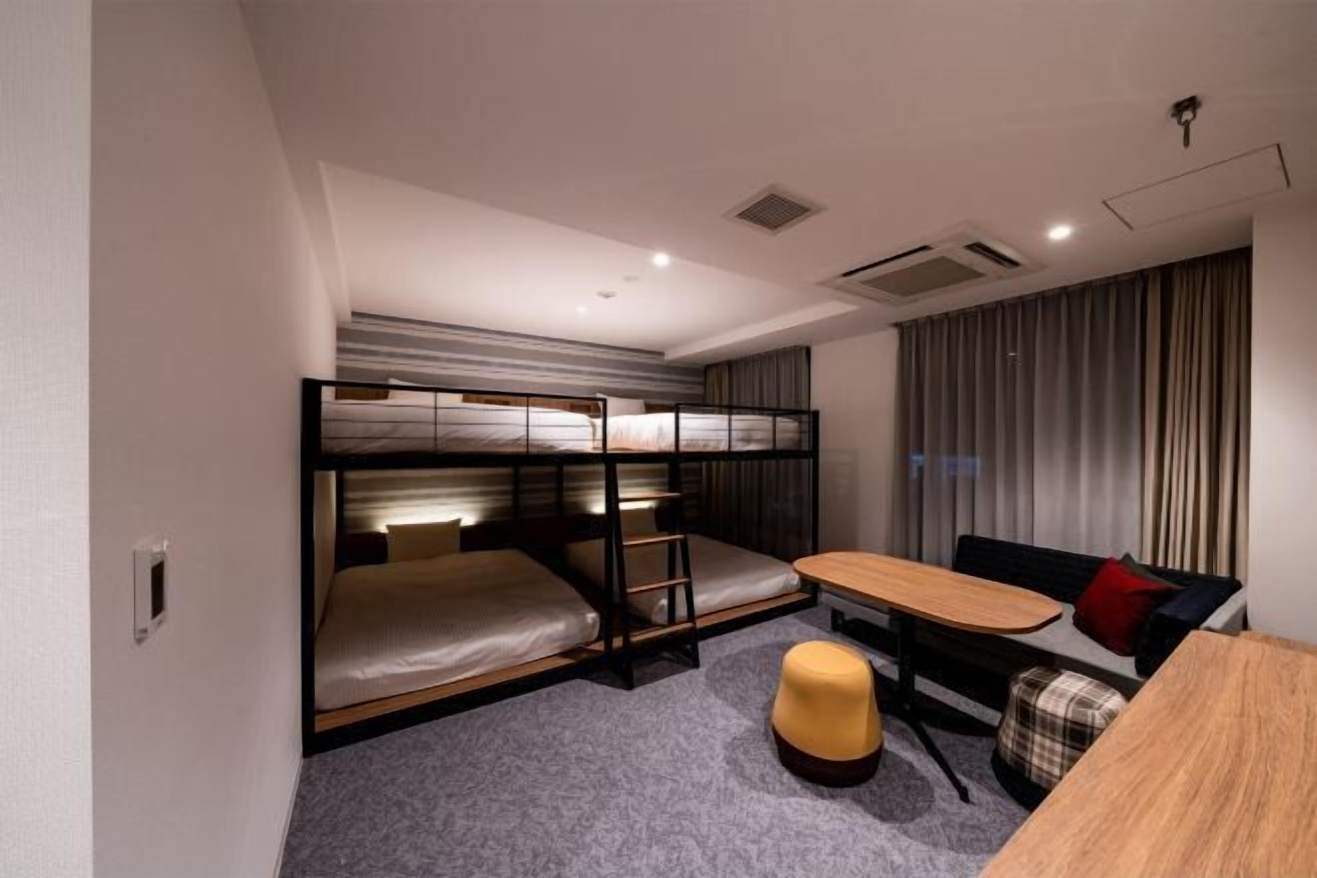 羽绒被、办公桌、遮光窗帘、熨斗/熨板