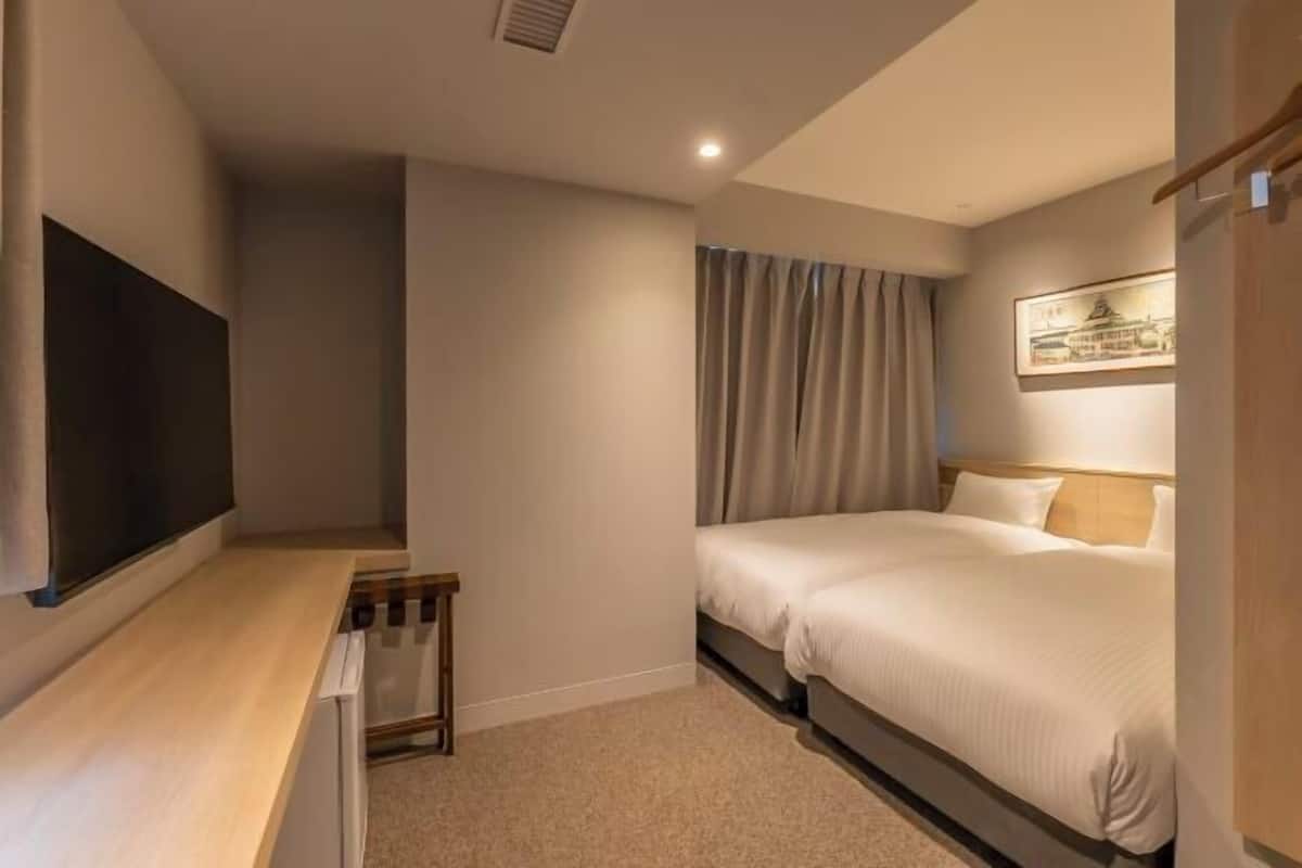 1 bedroom, down duvets, desk, blackout curtains