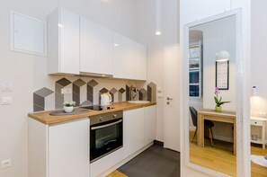 Fridge, oven, stovetop, dishwasher