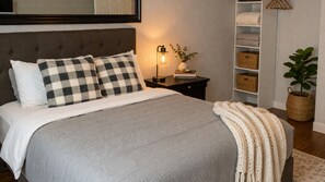 4 chambres, bureau, fer et planche à repasser, lit parapluie