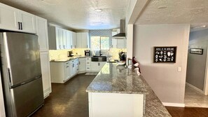 ثلاجة، ميكروويف، فرن، موقد طهي مسطح