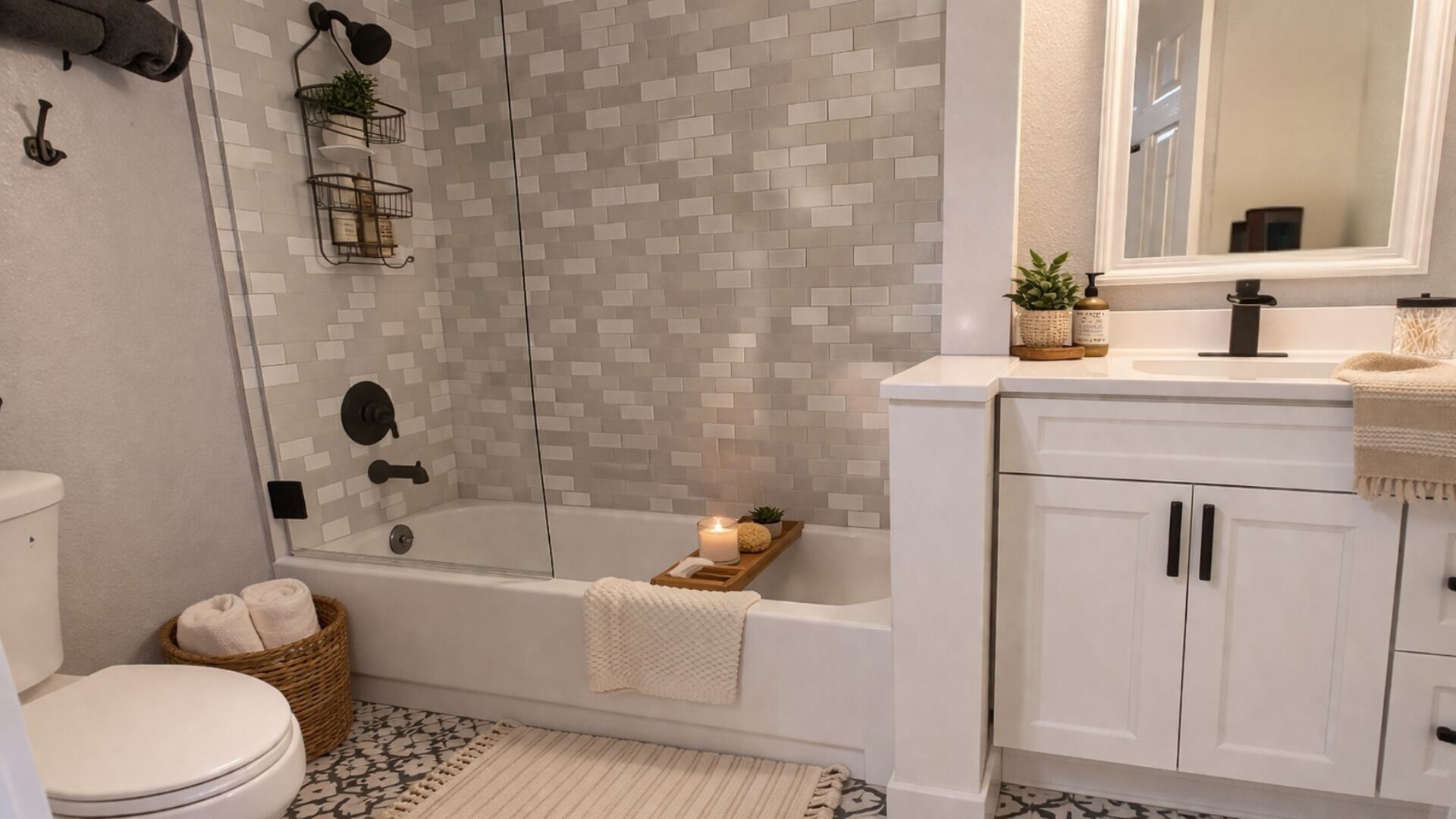 Combined shower/tub, hair dryer, towels