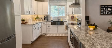 Réfrigérateur, micro-ondes, four, plaque de cuisson