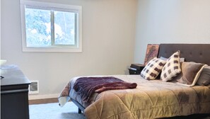 4 bedrooms, desk, iron/ironing board, travel crib