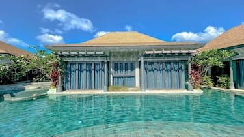 Premier 2 Bedroom Pool Access | Caja de seguridad en la habitación y escritorio