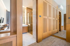 Premier 2 Bedroom Pool Access | 2 quartos, cofres nos quartos, escrivaninha