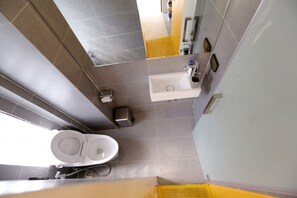 Suihku, ilmaiset hygieniatuotteet, hiustenkuivaaja, tohvelit