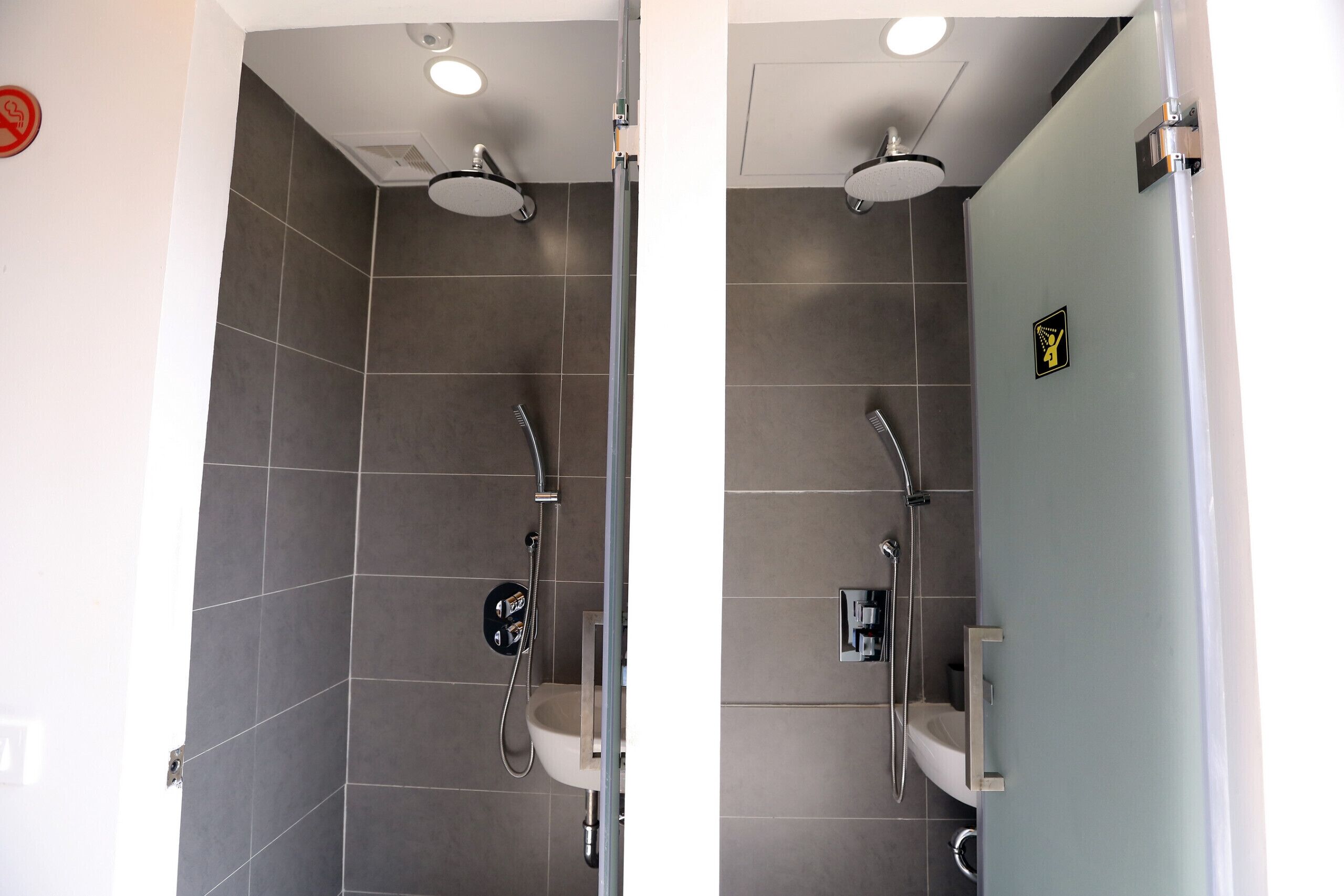 Bruser, gratis toiletartikler, hårtørrer, hjemmesko