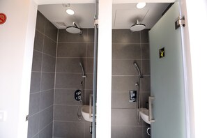 Shower, free toiletries, hair dryer, slippers - Banana Inn Hostel (Hanoi)