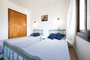 2 habitaciones y tabla de planchar con plancha