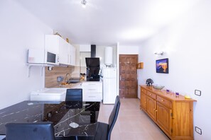 Réfrigérateur, four à micro-ondes, un four, cafetière-théière