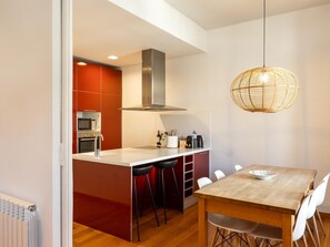 Fridge, microwave, oven, dishwasher - Central three bedroom apartment with terrace (Barcelona)