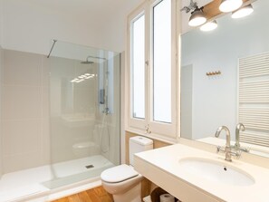 Baignoire, séchoir à cheveux, serviettes fournies
