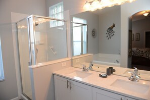 Combined shower/bathtub, hair dryer, towels, soap - Sunset View Villa- 4 bedroom 3 bath home, no rear neighbors, stand alone spa (Kissimmee)