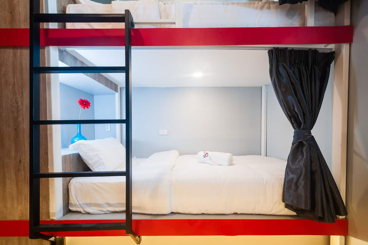 Hypo-allergenic bedding, blackout drapes, free WiFi, bed sheets