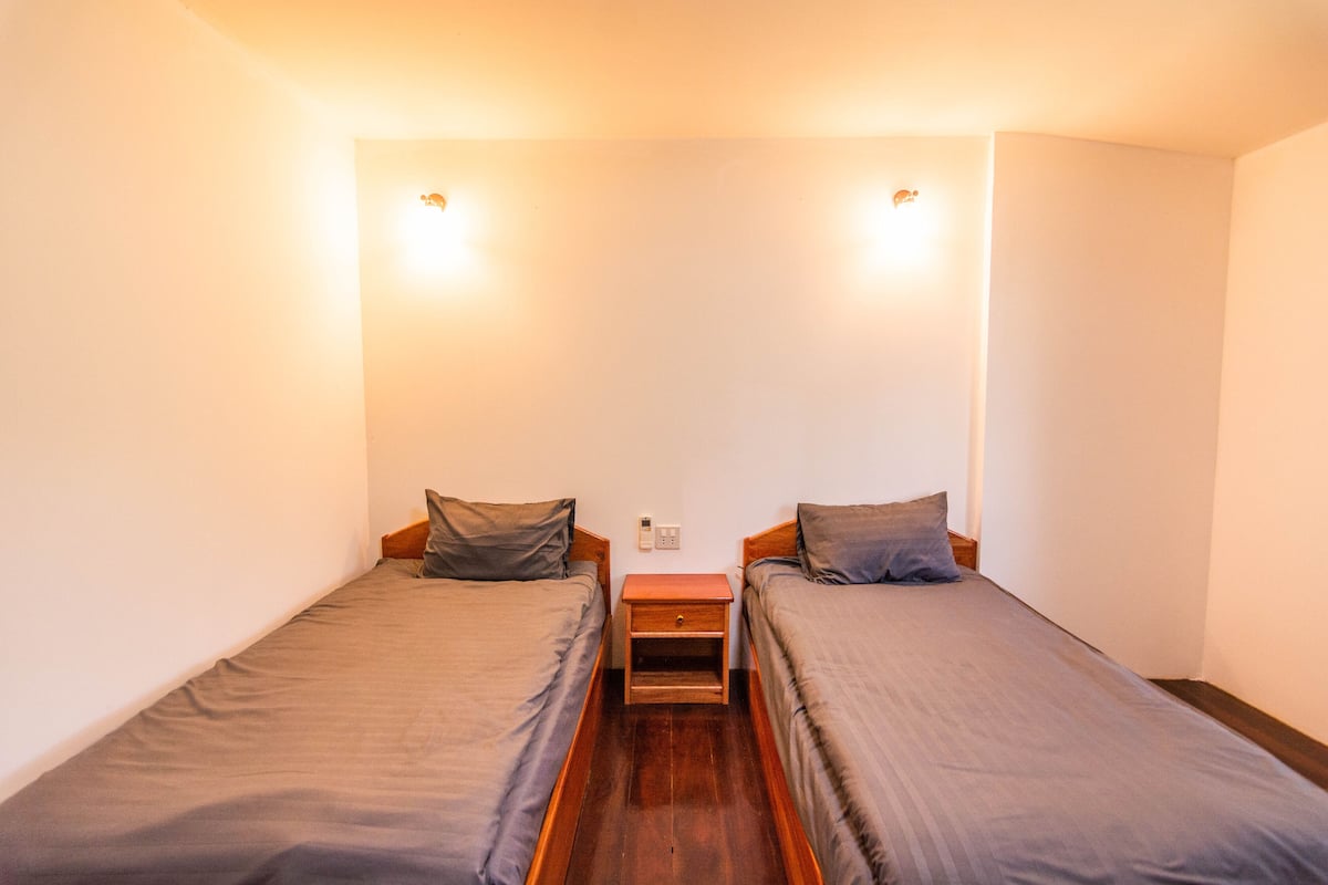 2 habitaciones, muebles diferentes y cortinas blackout