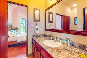 Towels - Villa and casita in a secluded development with WiFi, AC, pool, and beach club (Dangriga)